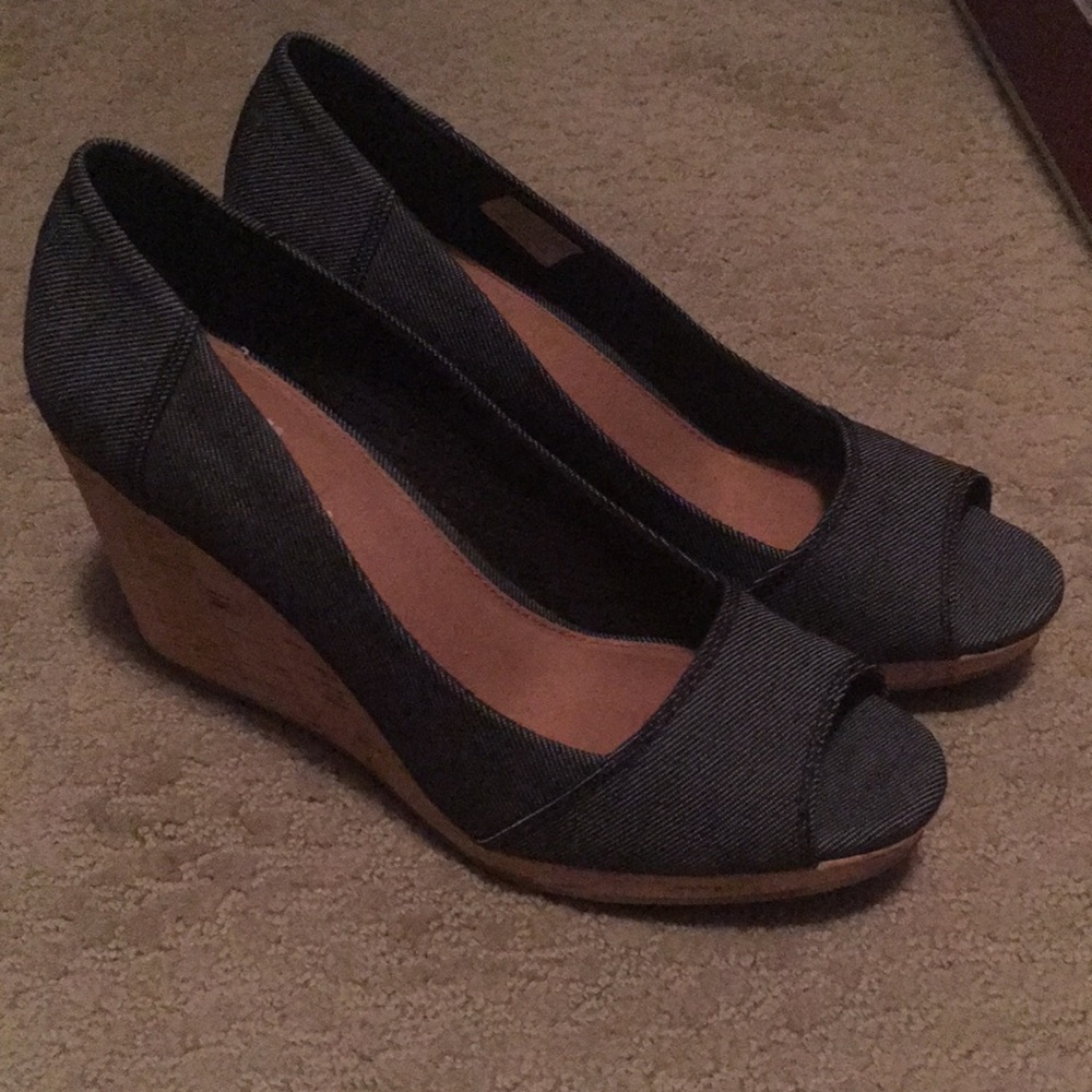Brand new never worn TOMS wedges